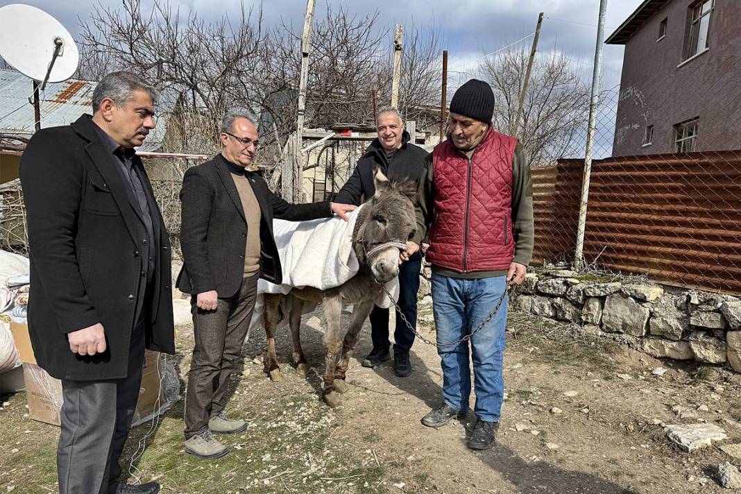 Hikayesi duyulunca Türkiye'nin her yerinden destek yağdı! 72 yaşında, 21 yıldır usanmıyor bıkmıyor 7